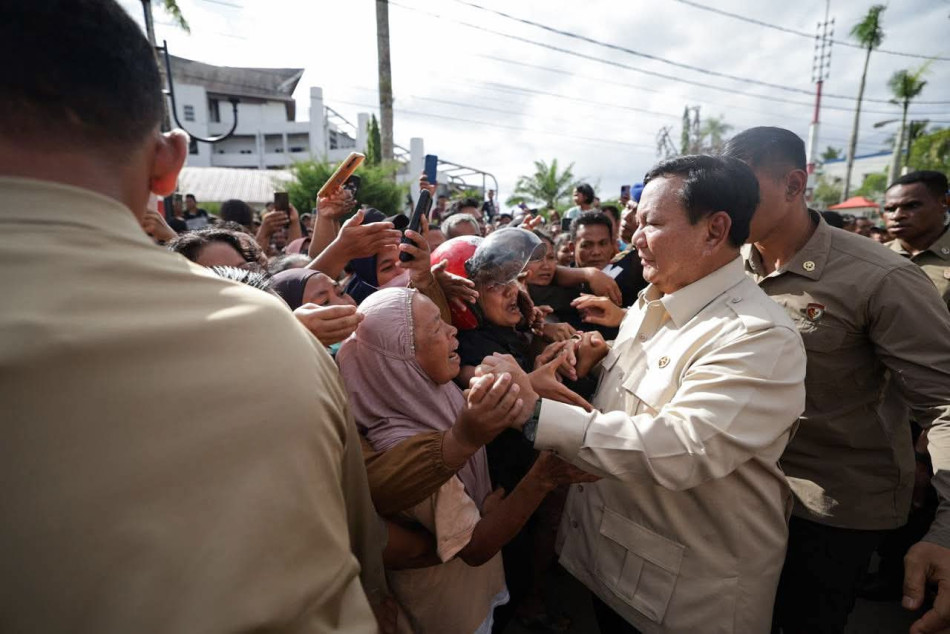 Kerahkan Hercules, Kapal Besar dan Heli Angkut  Bantuan. Presiden Prabowo Hapus Air Mata Korban Bencana Sumatra