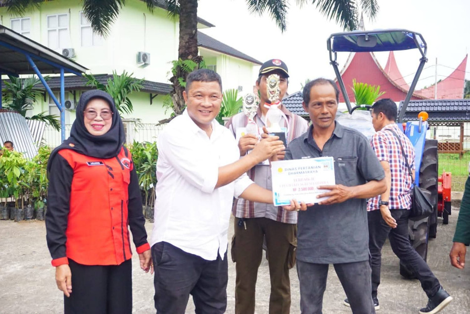 Alex Indra Lukman Bantu Petani Dharmasraya Rp.23 Miliar