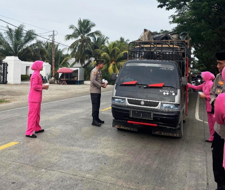 Dengan Membagikan Takjil, Polsek Pulau Punjung Sampaikan Pesan Tertib Berlalu Lintas Pada Pengendara