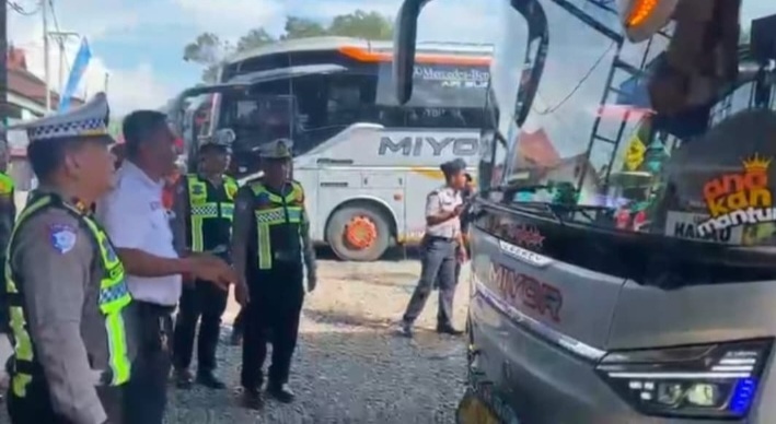 Satlantas Polres Dharmasraya Cek Kondisi Bus Mudik Lebaran