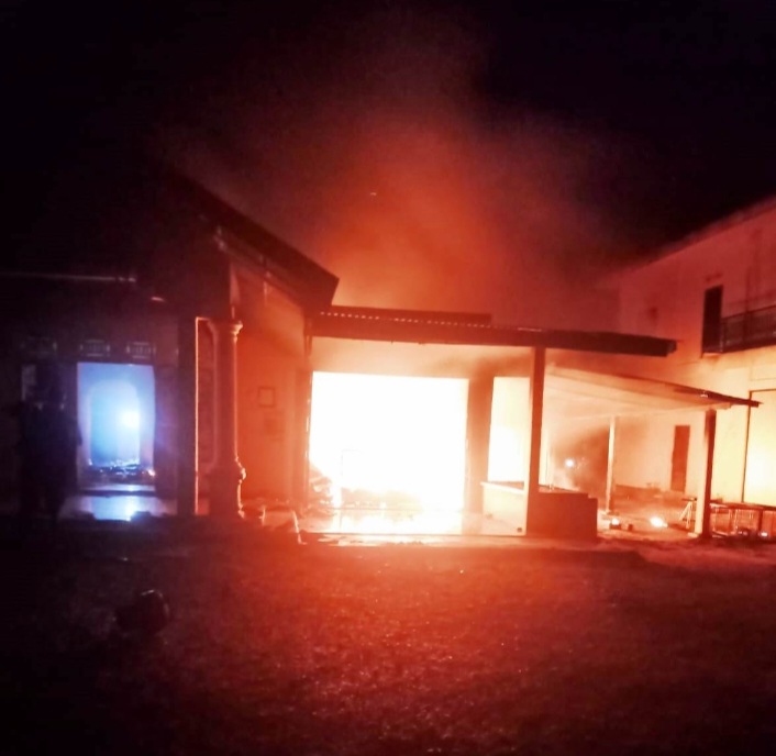 Sehari Jelang Lebaran Idul Fitri, Rumah dan Sejumlah Kendaraan Warga Padang Bintungan Habis Terbakar