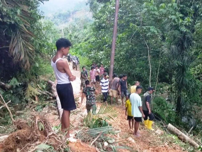 Kodim 0310/SSD bersama BPBD Buka Akses Jalan Terdampak Lonsor di IX Koto